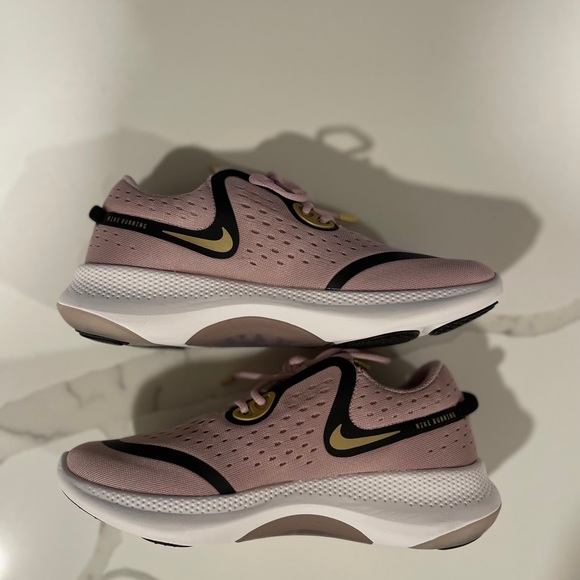 New with box Women’s Nike Joyride dual run 6.5 plum chalk/black/metallic gold - Picture 9 of 9